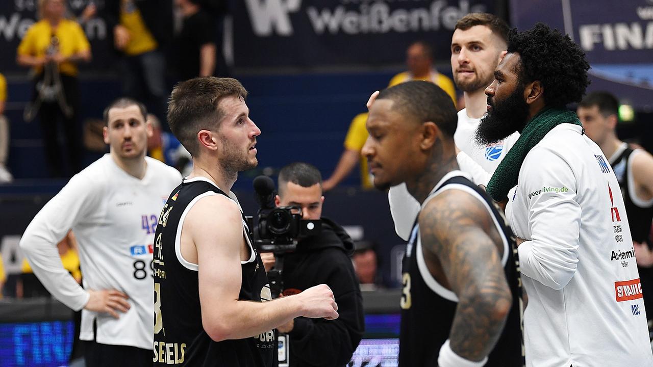 MBC gibt Spiel gegen Manchester dramatisch aus der Hand