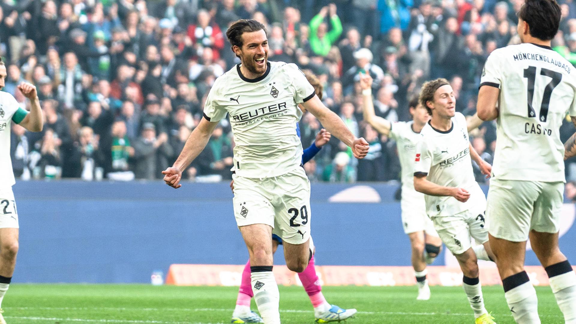 Джо Скалли из Гладбаха празднует свой гол, открывающий счет 1:0