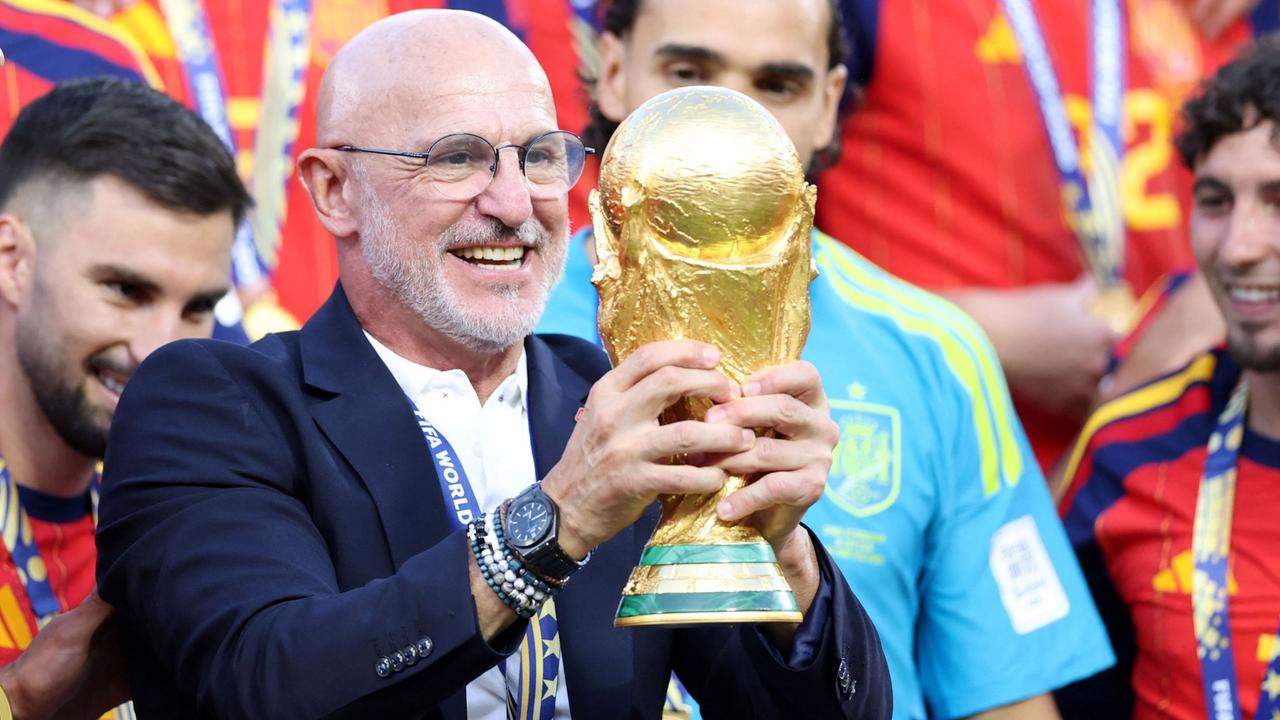 Luis de la Fuente präsentiert den WM-Pokal (Ảnh: tagesschau.de)