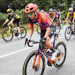 Österreichs Mona Mitterwallner bei der 3. Etappe der Tour de France Femmes in Aktion
