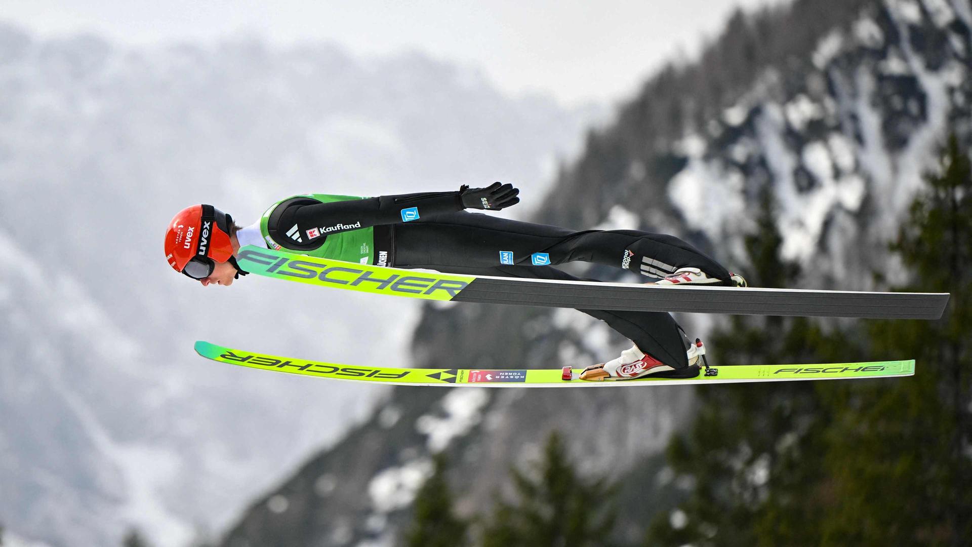 Der Deutsche Karl Geiger beim Skifliegen in Planica. | AFP / JURE MAKOVEC