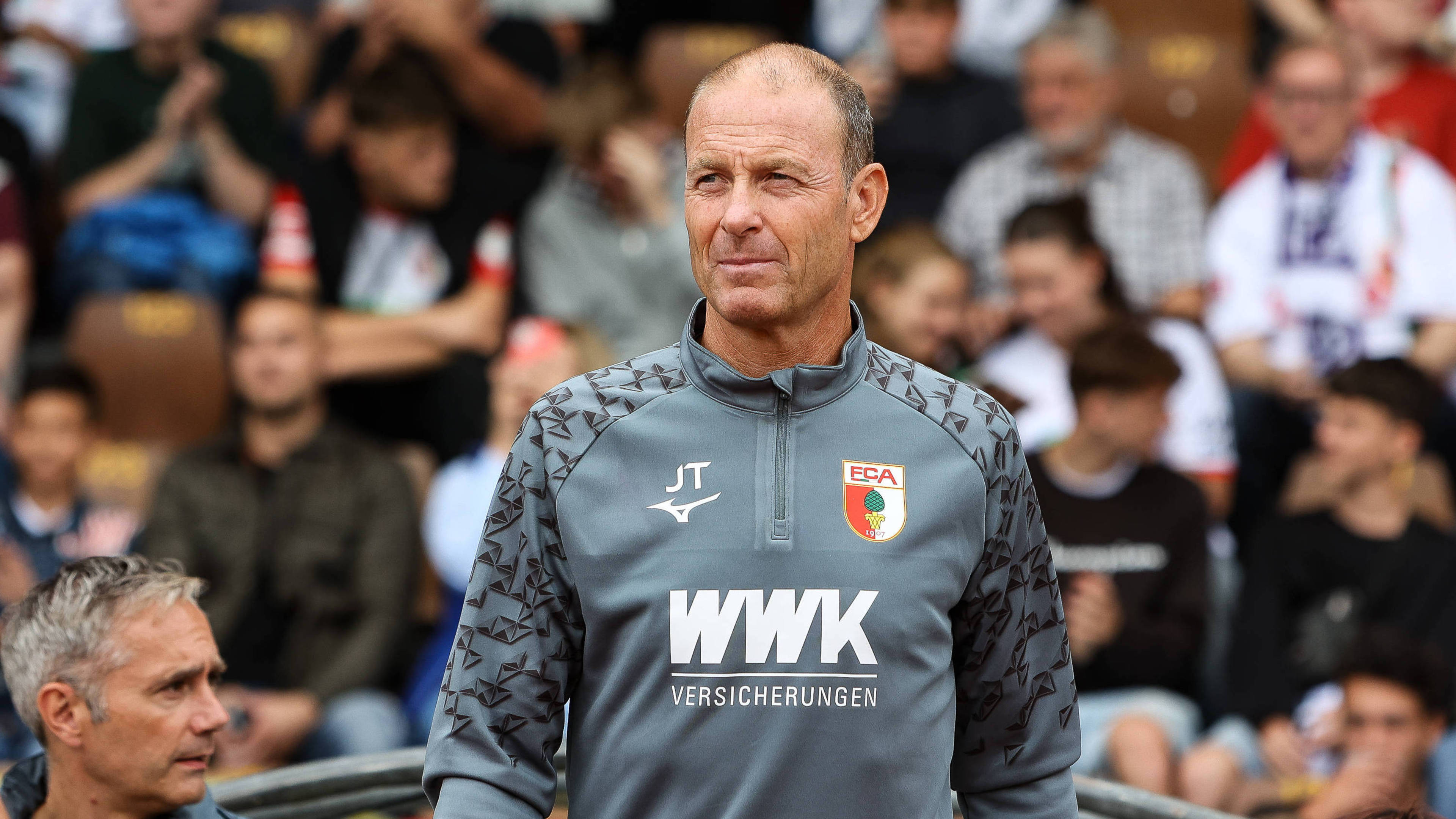 Augsburgs Trainer Jess Thorup beim Vorbereitungsspiel der Fuggerstädter | IMAGO/Beautiful Sports Augsburgs Trainer Jess Thorup beim Vorbereitungsspiel der Fuggerstädter