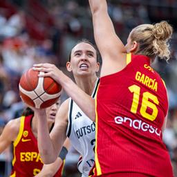 Deutschlands Emily Bessoir im Duell mit Spaniens Garcia