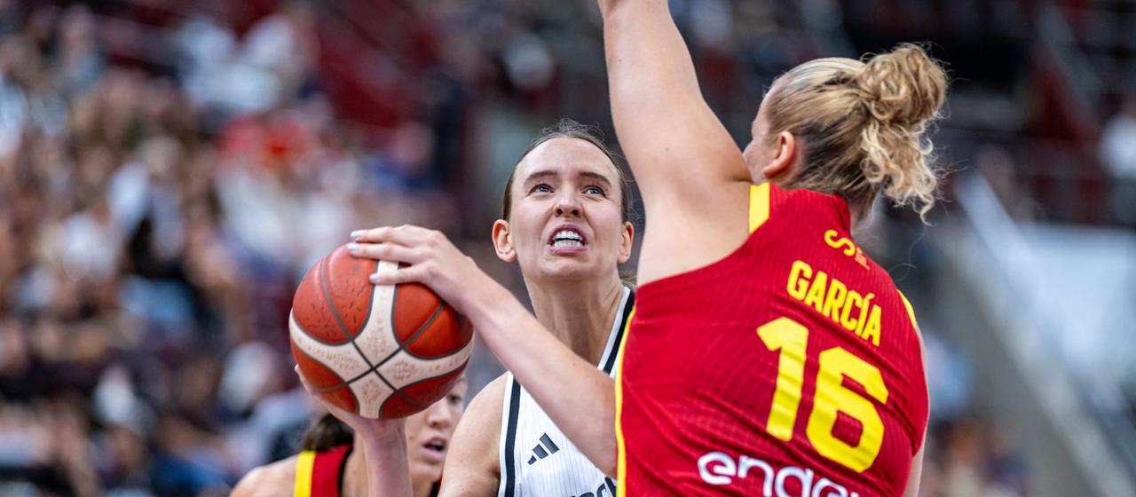 Deutschlands Emily Bessoir im Duell mit Spaniens Garcia