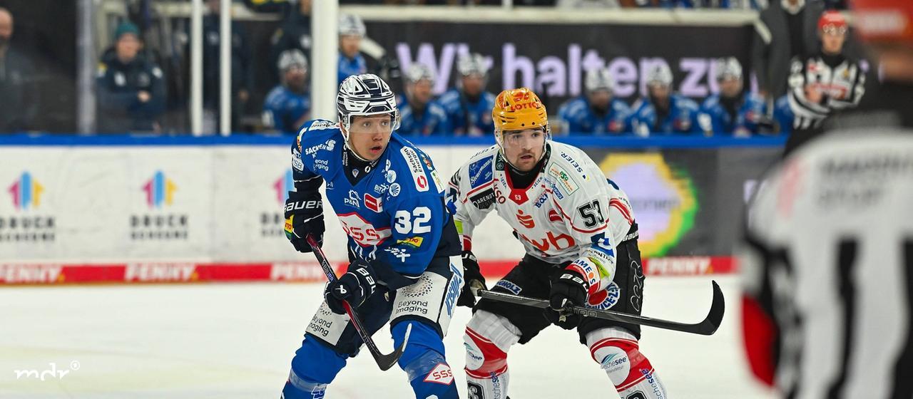 Ricardo Hendreschke (Dresdner Eislöwen, 32) gegen Maxim Rausch Fischtown (Pinguins Bremerhaven, 53) 