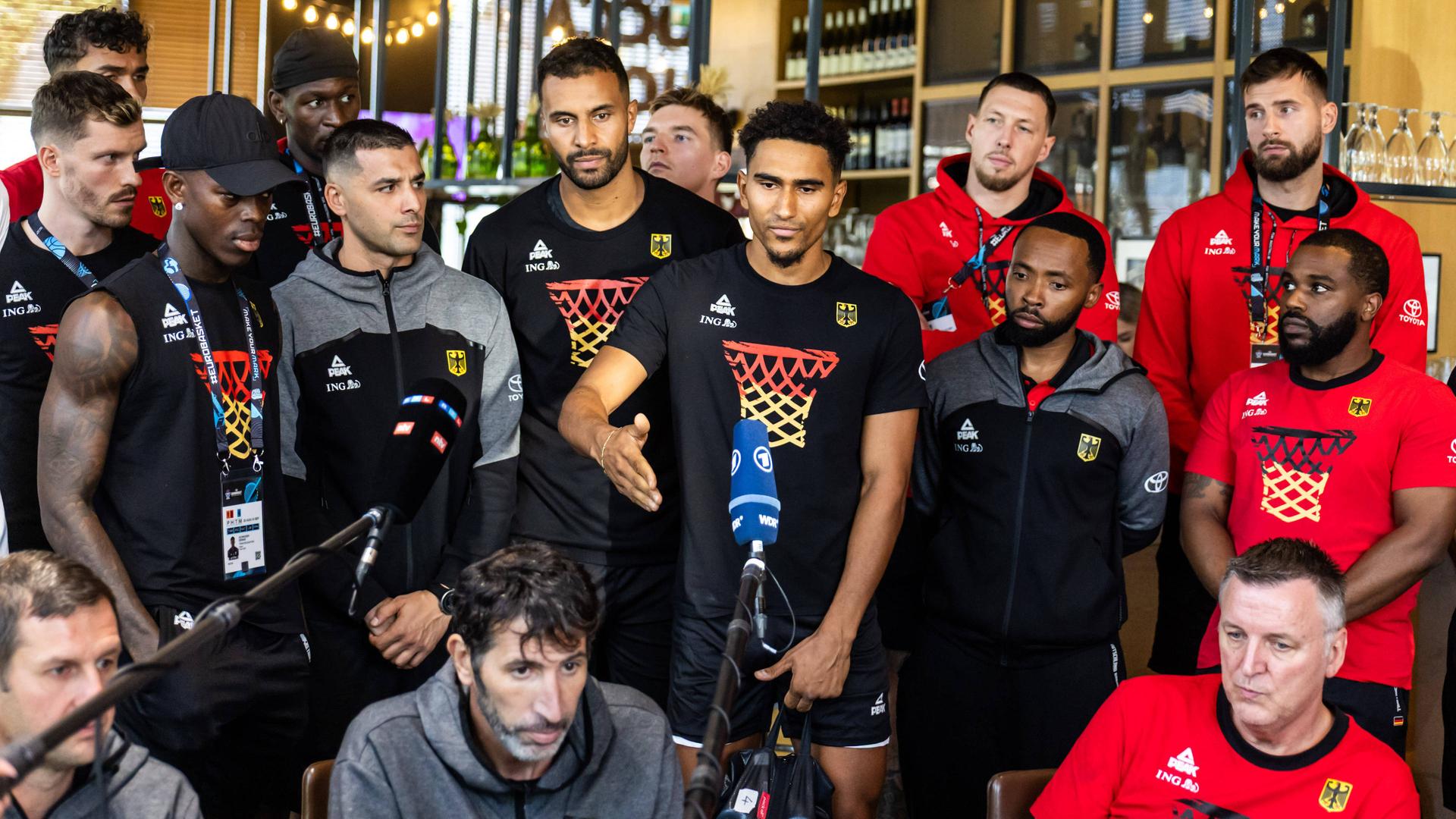 Maodo Lo spricht auf der PK | IMAGO/Alexander Trienitz