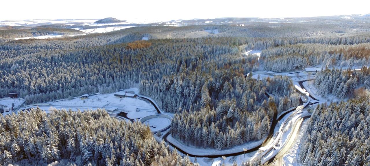 Bob- und Rodelbahn Altenberg von oben. | imago/xcitepress Bob- und Rodelbahn Altenberg von oben.