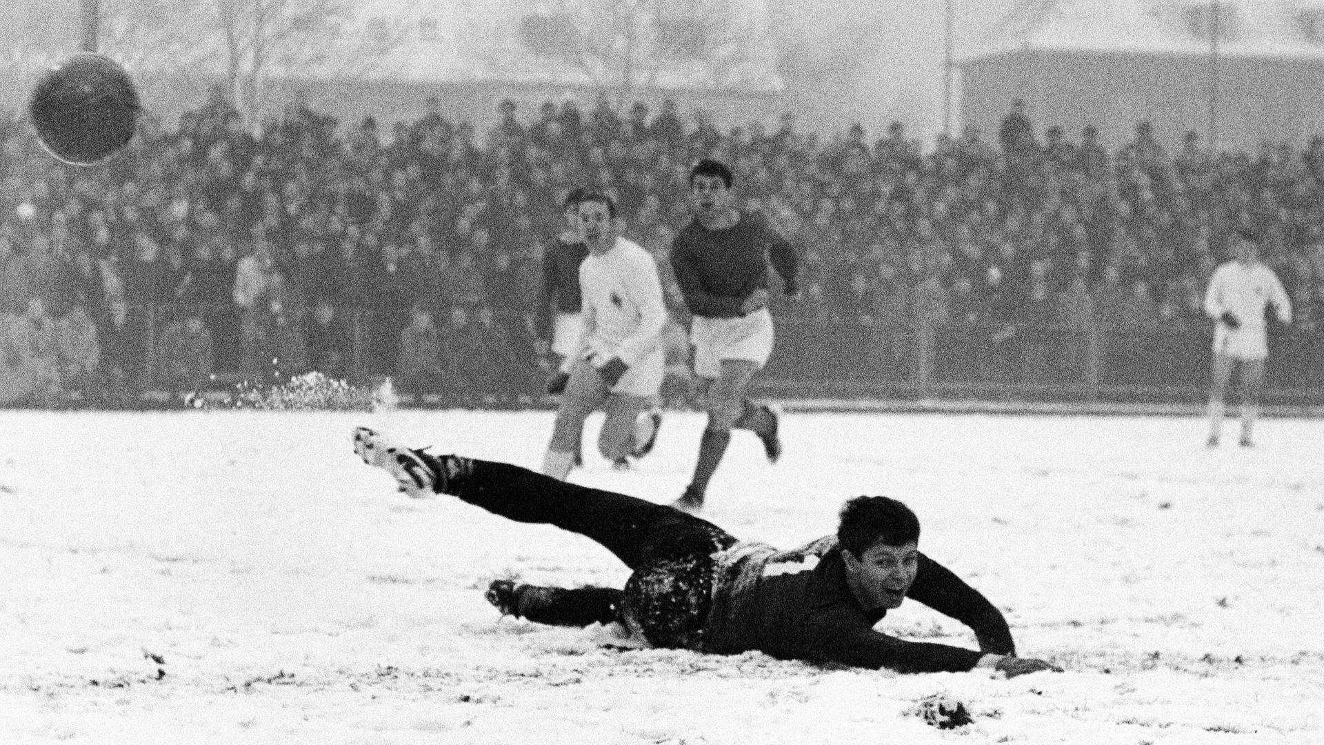 Schalkes Torwart Josef Elting (v.) läßt den Ball auf schneebedecktem Boden durchrutschen und kassiert ein Tor | IMAGO / Werner Otto