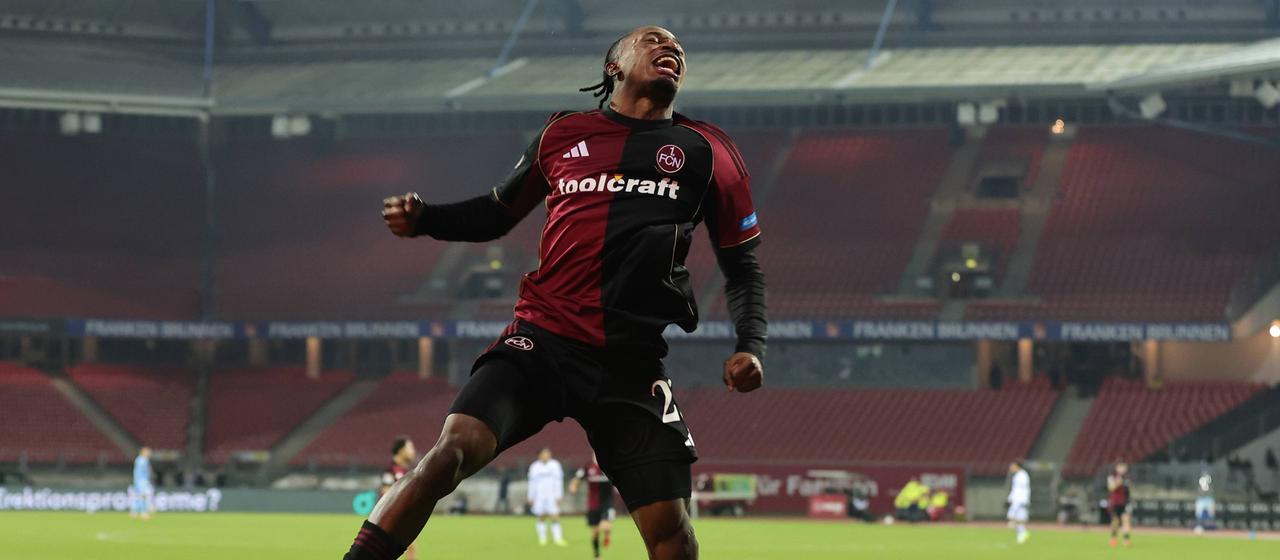 Nürnbergs Mohamed Ali Zoma bejubelt seinen Treffer 