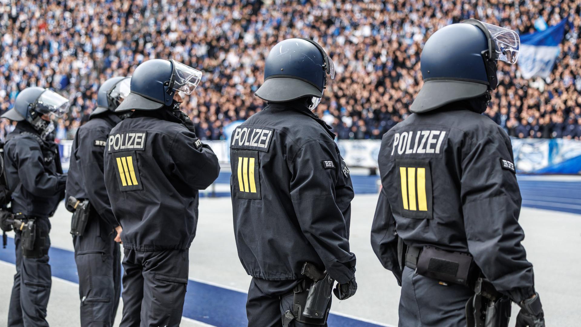 Polizisten stehen vor der Fankurve im Olympiastadion | dpa