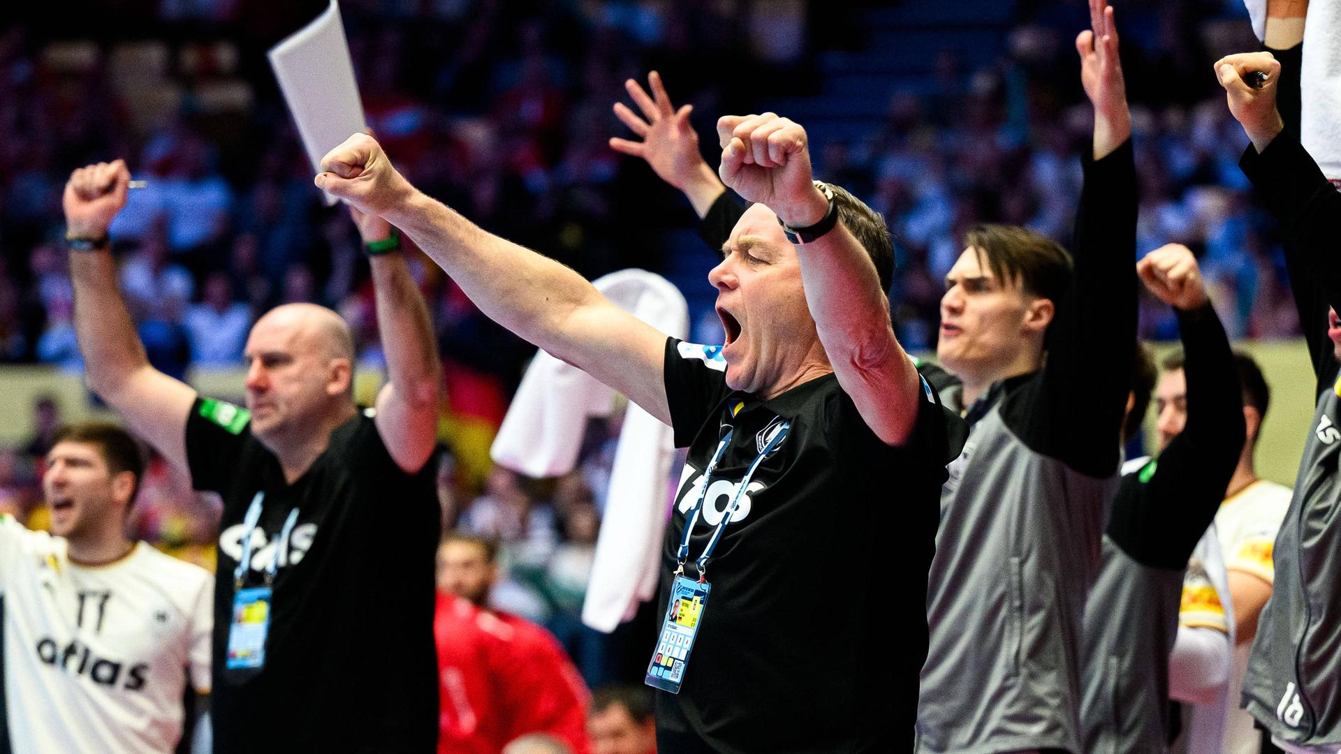 Alfred Gislason freut sich Ã¼ber eine aktion seiner Mannschaft | IMAGO/wolf-sportfoto