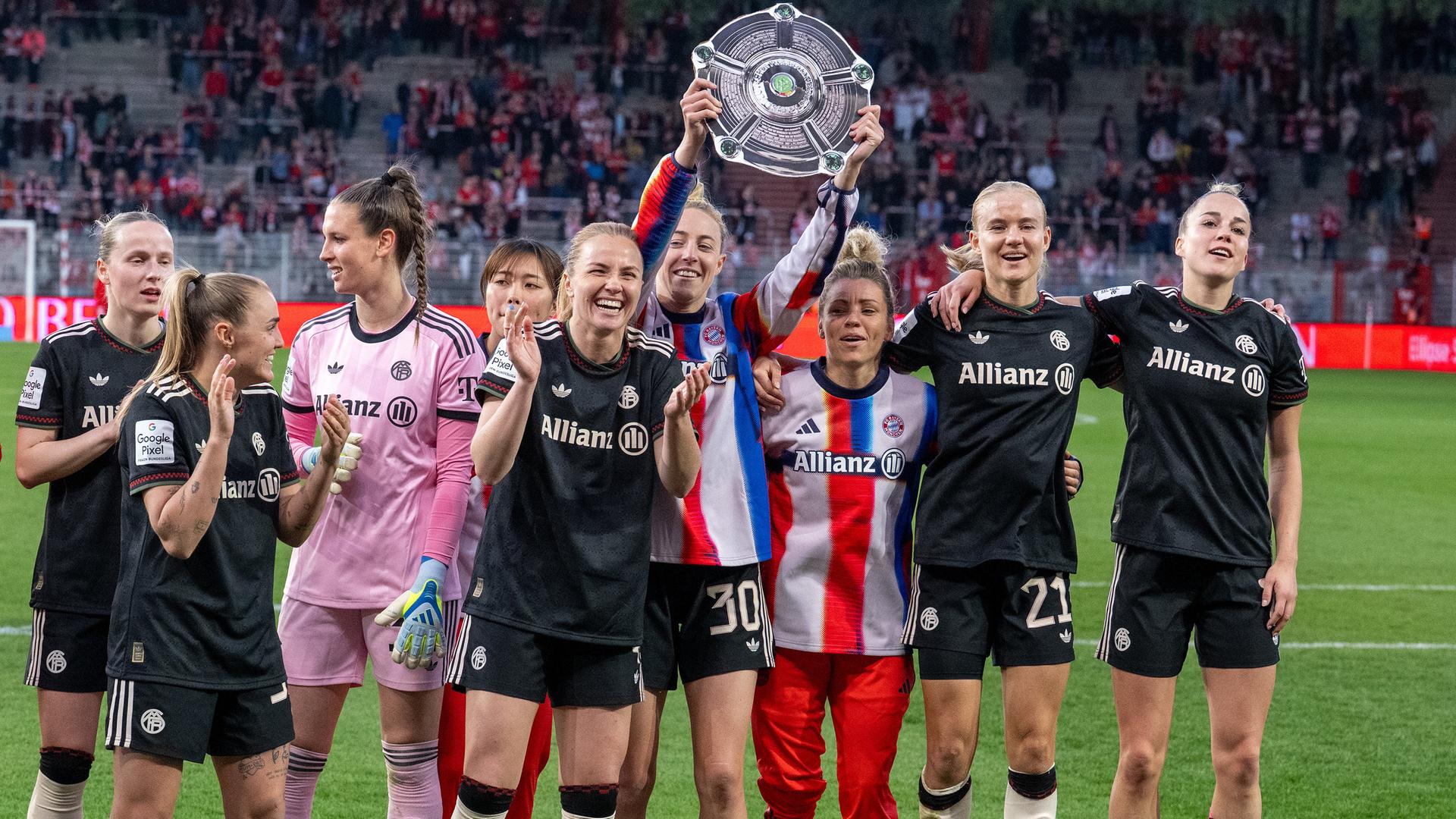 Erste Feier mit einer Attrappe: Bayerns Fußballerinnen mit nachgemachter Schale | Soeren Stache/dpa