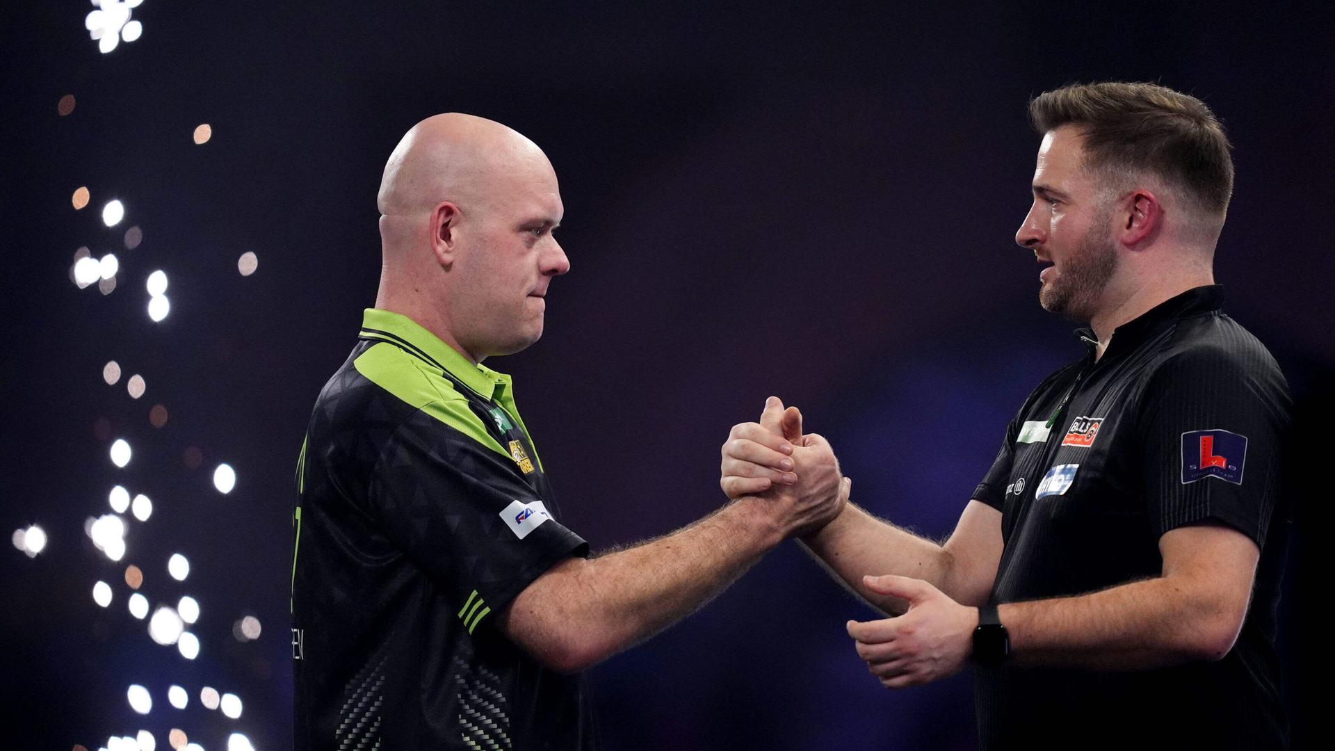 Handshake nach dem Spiel - Michael vand Gerwen (l.) und Arno Merk | AP