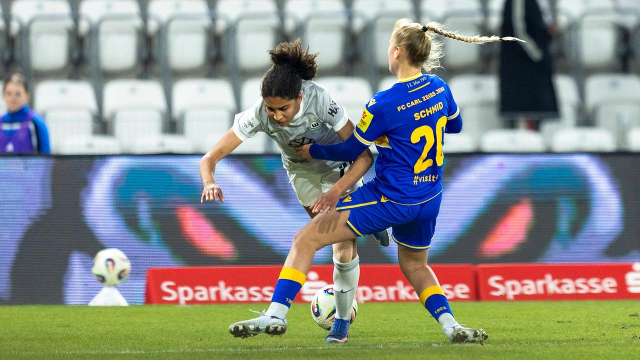Zweikampf zwischen Jena und Wolfsburg Spielerinnen