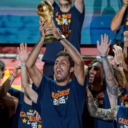 Spaniens Fußball-Kapitän Rodri feiert mit Fans auf dem Cibeles-Platz in Madrid den WM-Titel