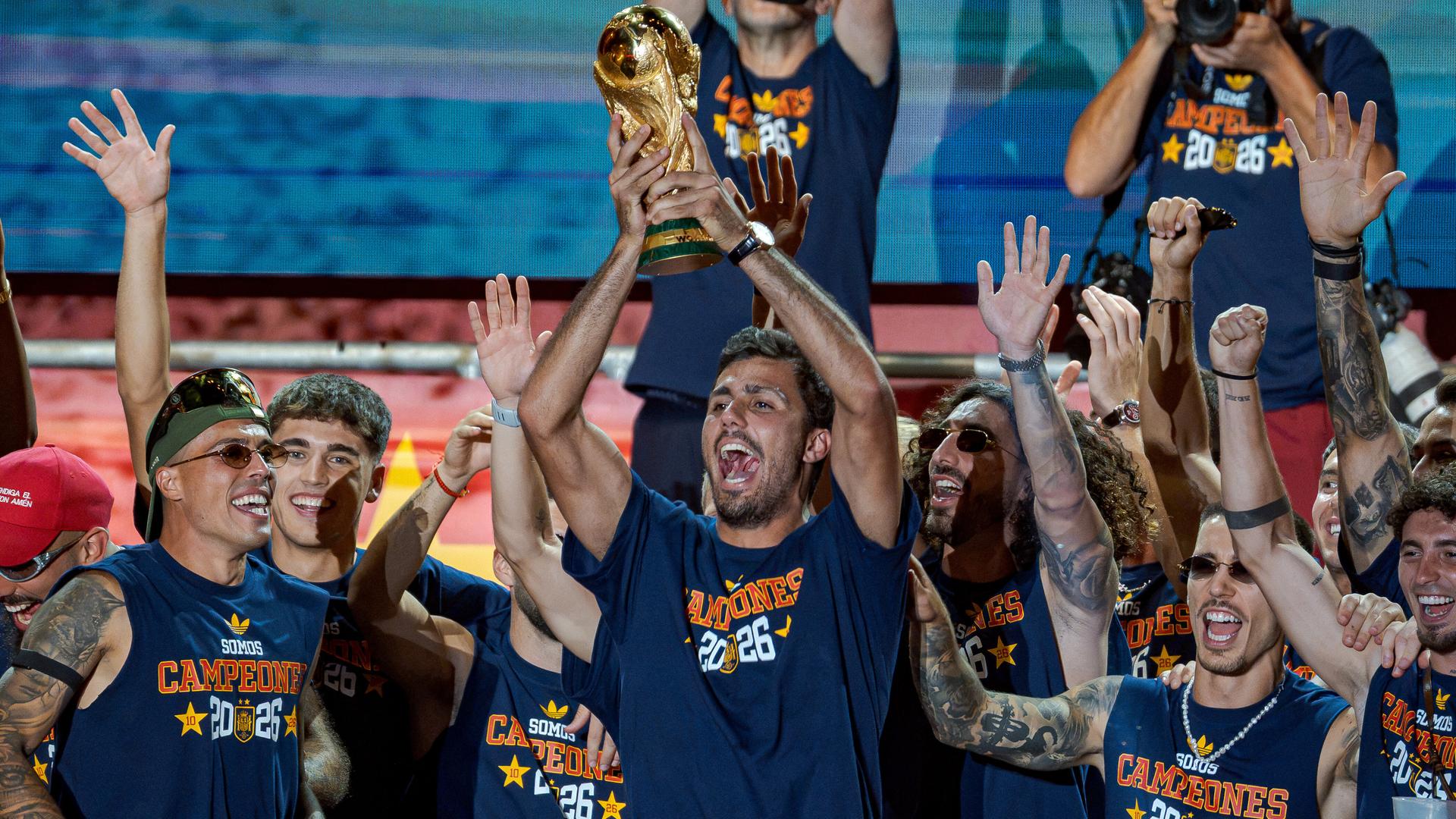 Spaniens Fußball-Kapitän Rodri feiert mit Fans auf dem Cibeles-Platz in Madrid den WM-Titel | ddp/Abaca