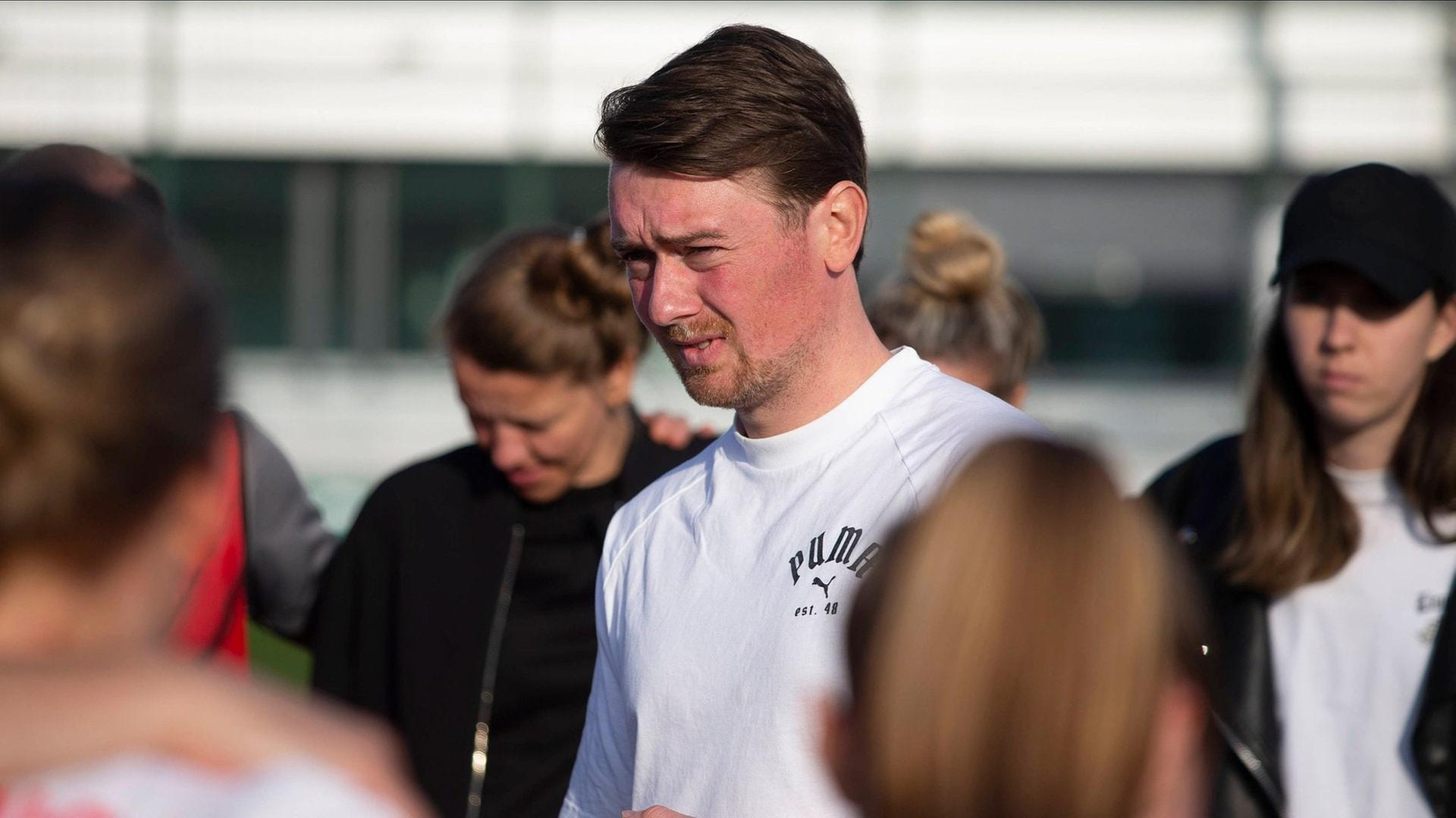 Jonas Stephan (Trainer RB Leipzig), nach Abpfiff, Ansprache im Mannschaftskreis | IMAGO / HMB-Media | Paul Fritz