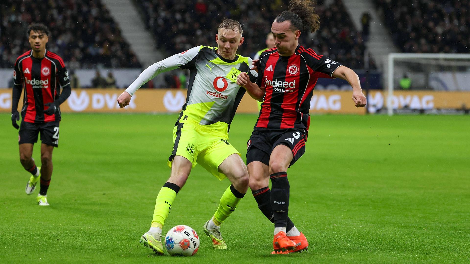 Maximilian Beier im Zweikampf mit Arthur Theate | IMAGO/HMB-Media