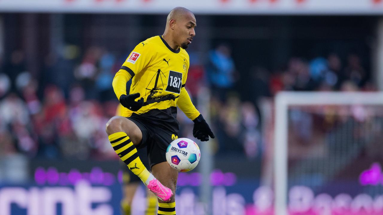 Dortmunds Donyell Malen am Ball. | dpa/Rolf Vennenbernd