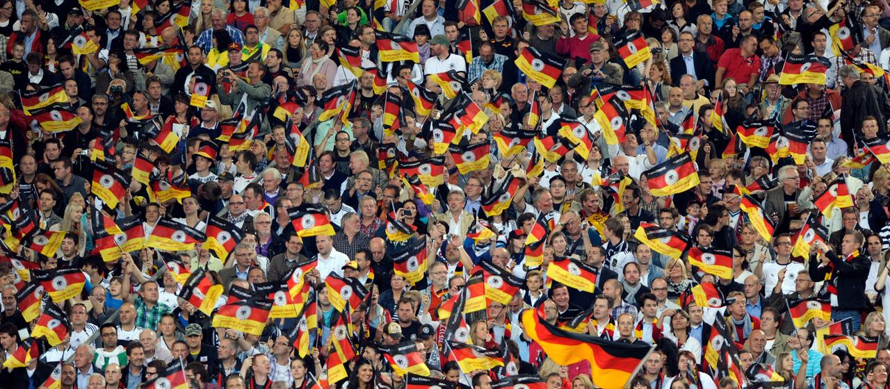 Vollbesetzte Zuschauerränge mit DFB-Fans
