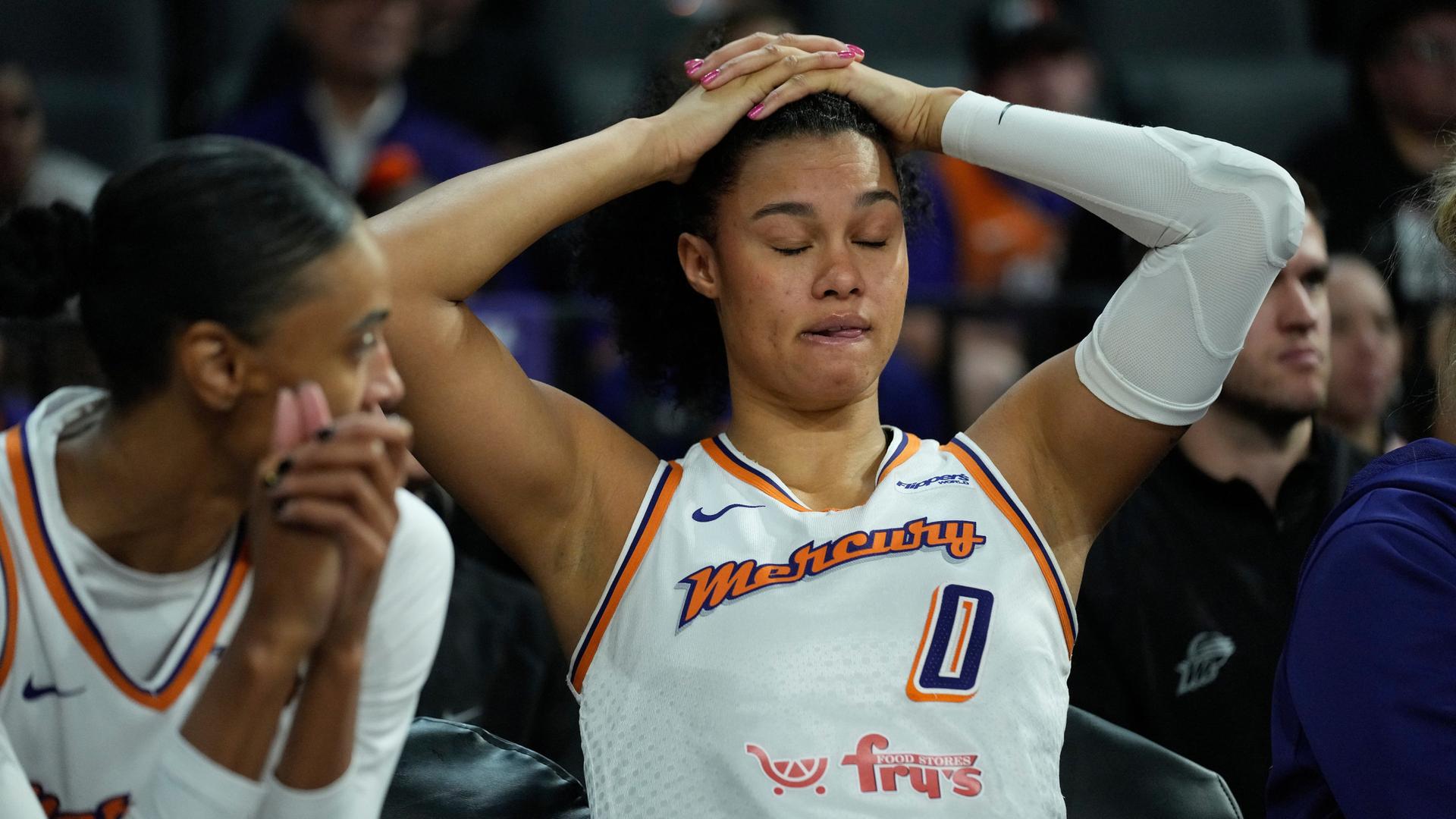 Satou Sabally sitzt enttäuscht auf der Bank nach Niederlage in den WNBA-Finals | AP