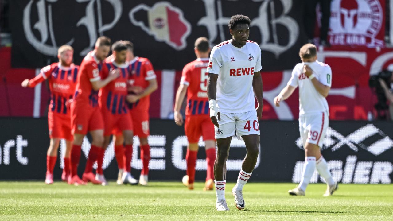 Faride Alidou vom 1. FC Köln enttäuscht, dahinter jubelnde Spieler des 1. FC Heidenheim | dpa/Harry Langer