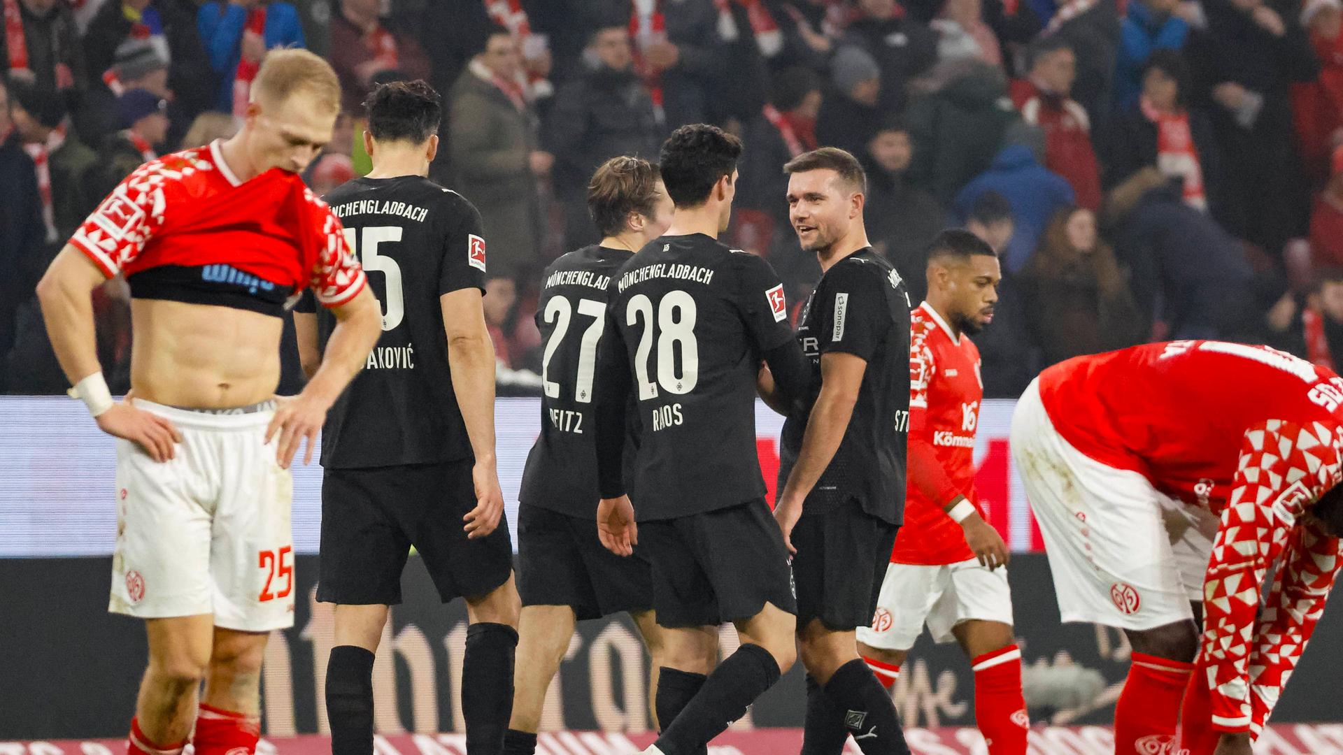 Freuen sich Ã¼ber ihren AuswÃ¤rtssieg in Mainz - Die Spieler von Borussia MÃ¶nchengladbach um KapitÃ¤n Rocco Reitz (Nummer 27) | IMAGO/STEINSIEK.CH