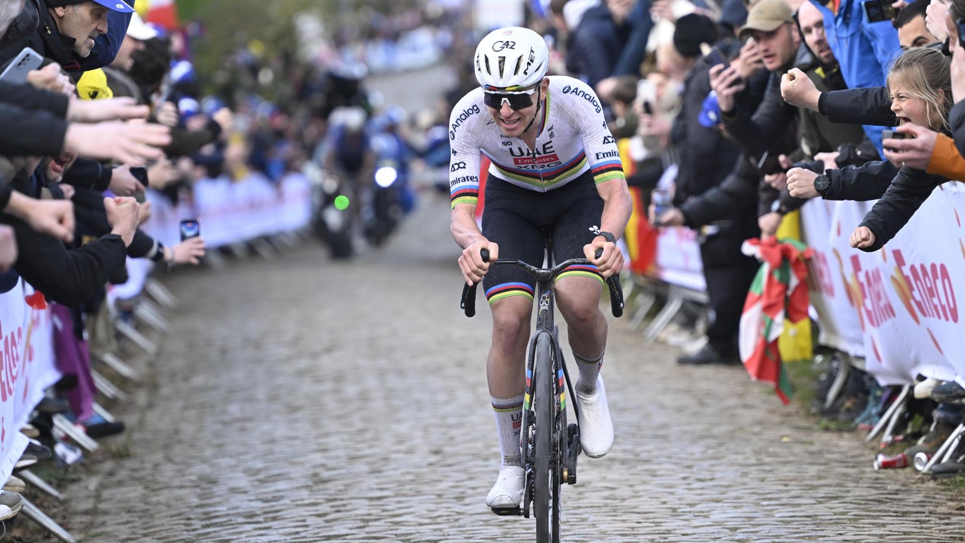 Tadej Pogacar mit der entscheidenden Attacke | picture alliance / BELGA | POOL NICO VEREECKEN