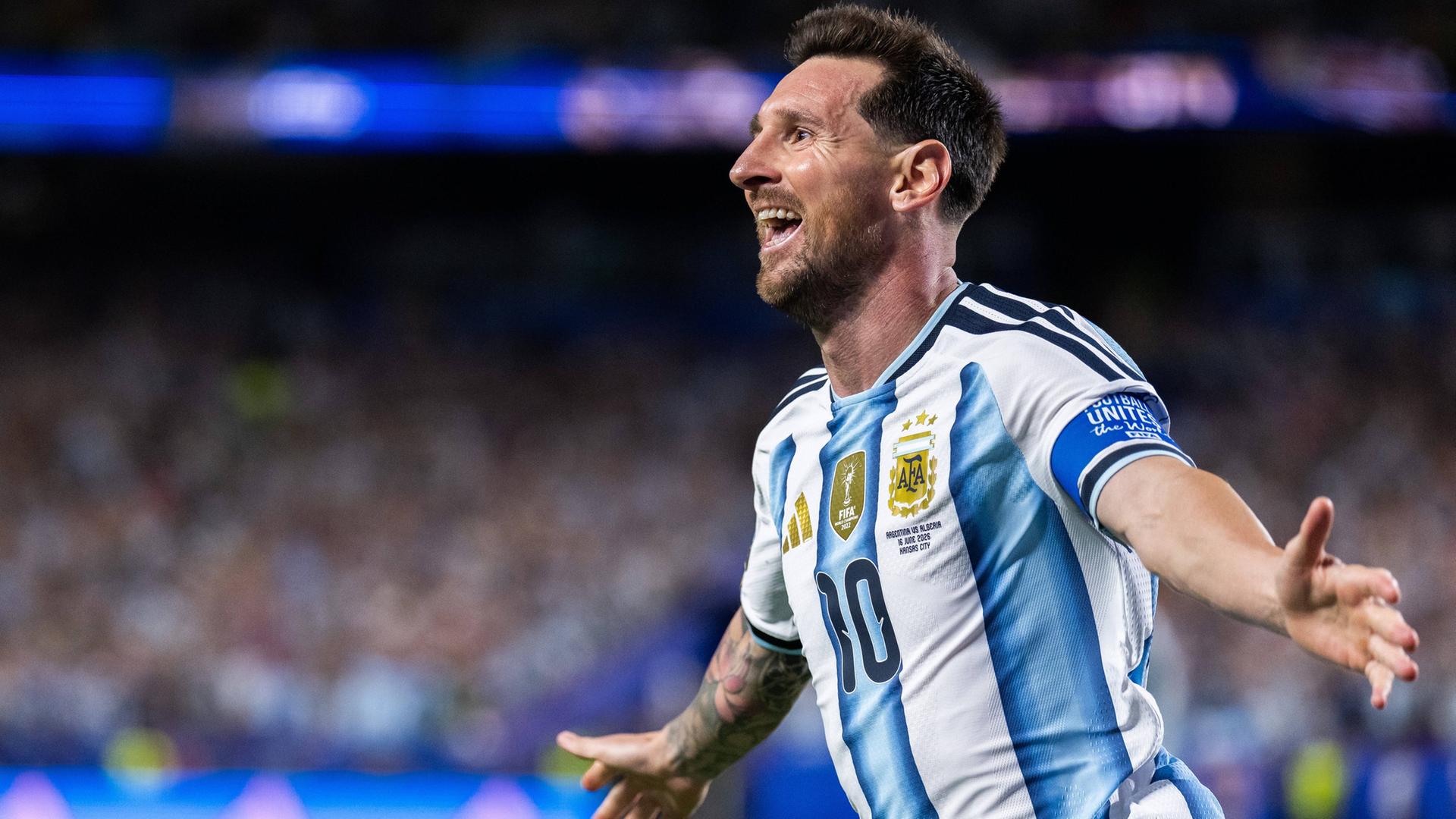 Lionel Messi jubelt gegen Algerien | IMAGO / Bildbyran