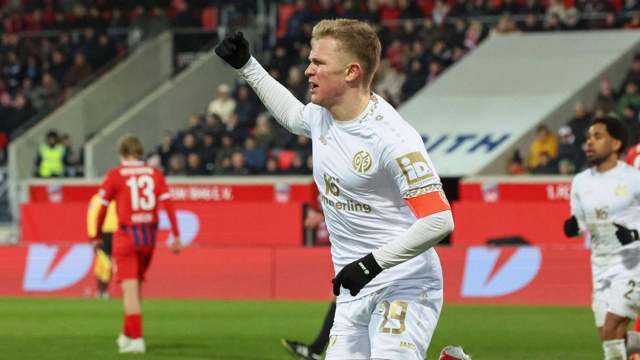Jonathan Burkardt von Mainz 05 bejubelt sein Tor gegen Heidenheim | IMAGO, IMAGO / kolbert-press