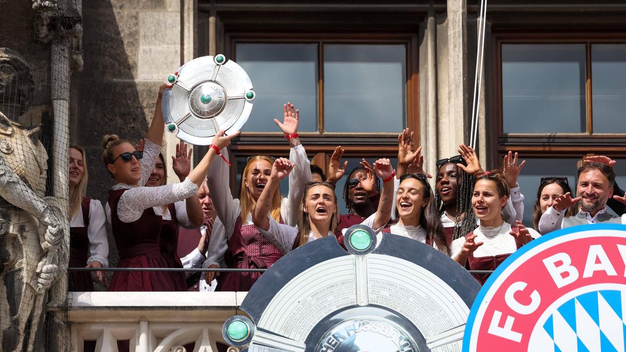 FC Bayern Frauen feiern Double: Meistertitel und DFB-Pokal!