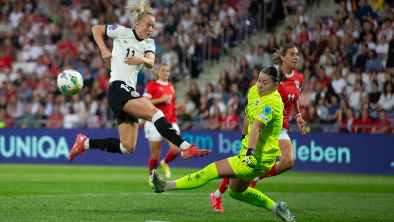 Lea Schueller schießt