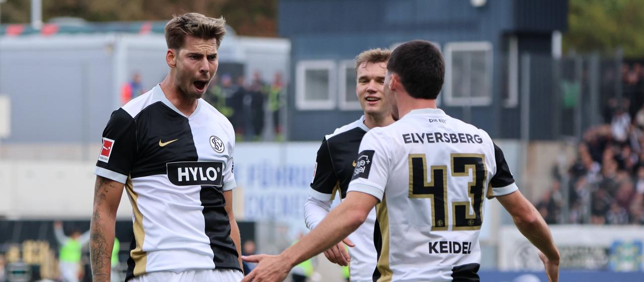 Elversbergs Maximilian Rohr (l.) jubelt mit Felix Keidel nach seinem Treffer zum 3:0 gegen Augsburg