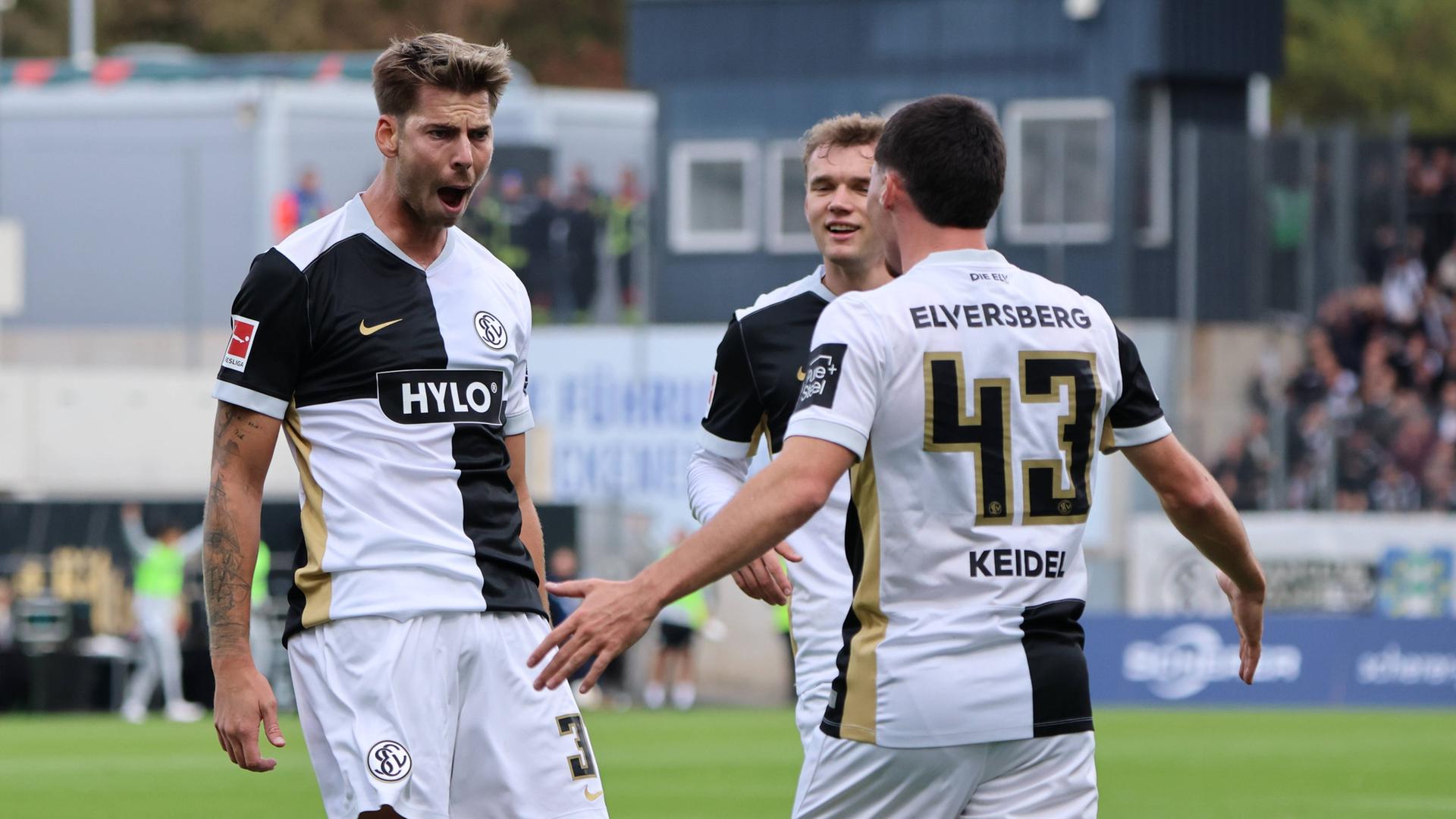 Elversbergs Maximilian Rohr (l.) jubelt mit Felix Keidel nach seinem Treffer zum 3:0 gegen Augsburg | IMAGO / Fussball-News Saarland
