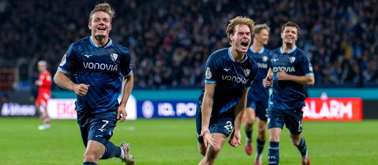 Christian Rasmussen (l, VfL Bochum) jubelt nach seinem Tor zum 1:0 mit Mats Pannewig