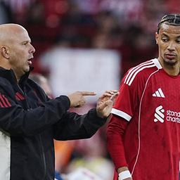 Liverpools Trainer Arne Slot (l.) spricht mit Hugo Ekitike