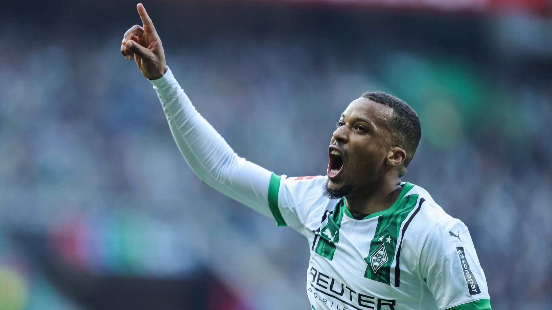 Alessane Plea bejubelt im März 2025 seinen Treffer zum Gladbacher 2:0 bei Werder Bremen. | IMAGO/Revierfoto