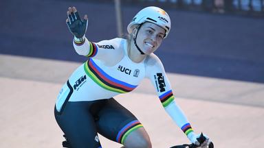 Emma Hinze bedankt sich nach einem Rennen bein den Fans. (Archiv) Quelle: imago images/CEPix