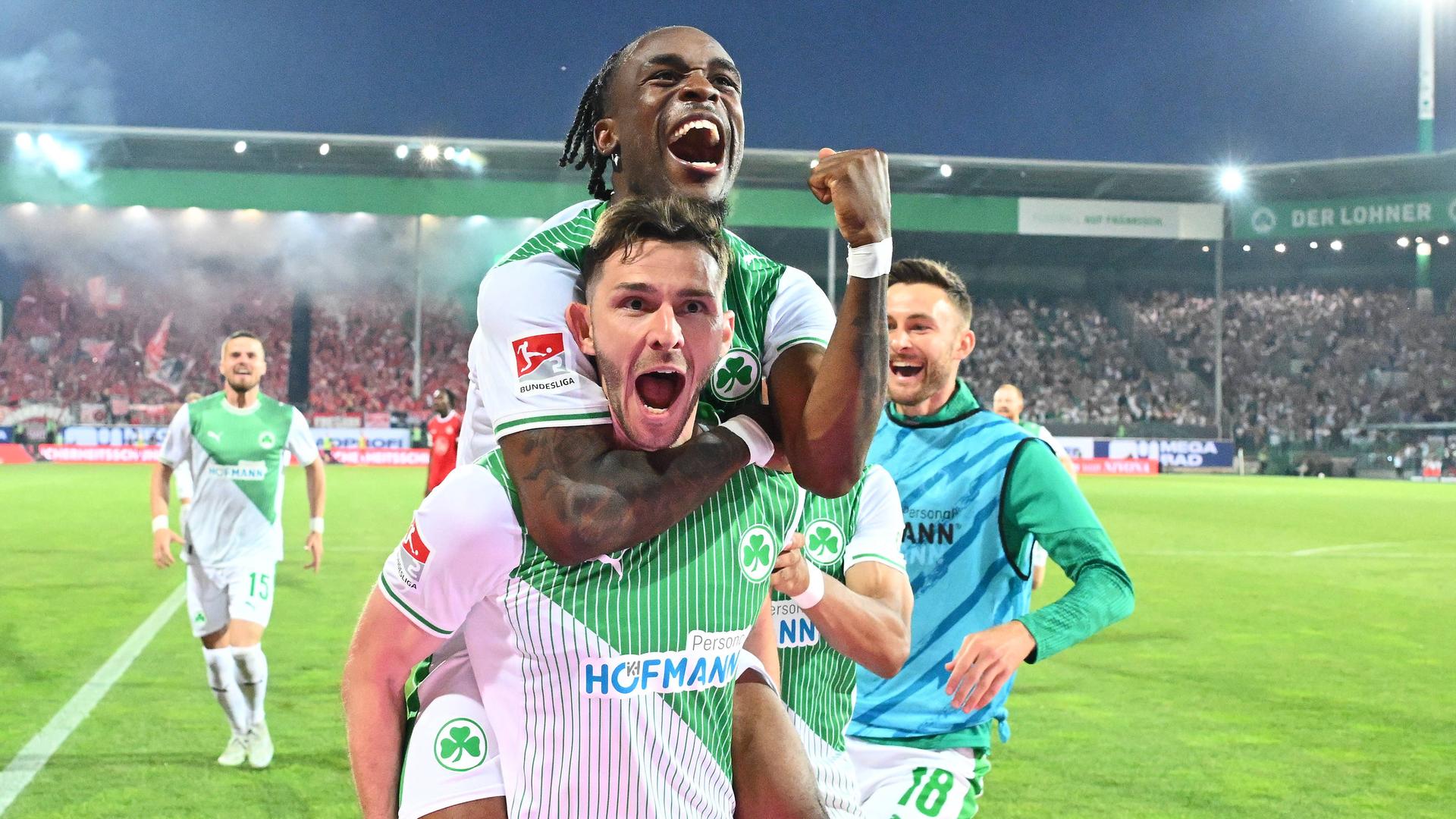 FÃ¼rths Noel Futkeu und Branimir Hrgota jubeln | IMAGO / Zink