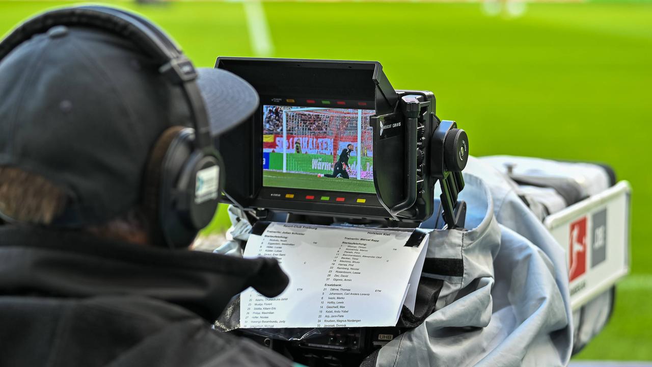 Eine Fernsehkamera bei einem Bundesligaspiel | Imago