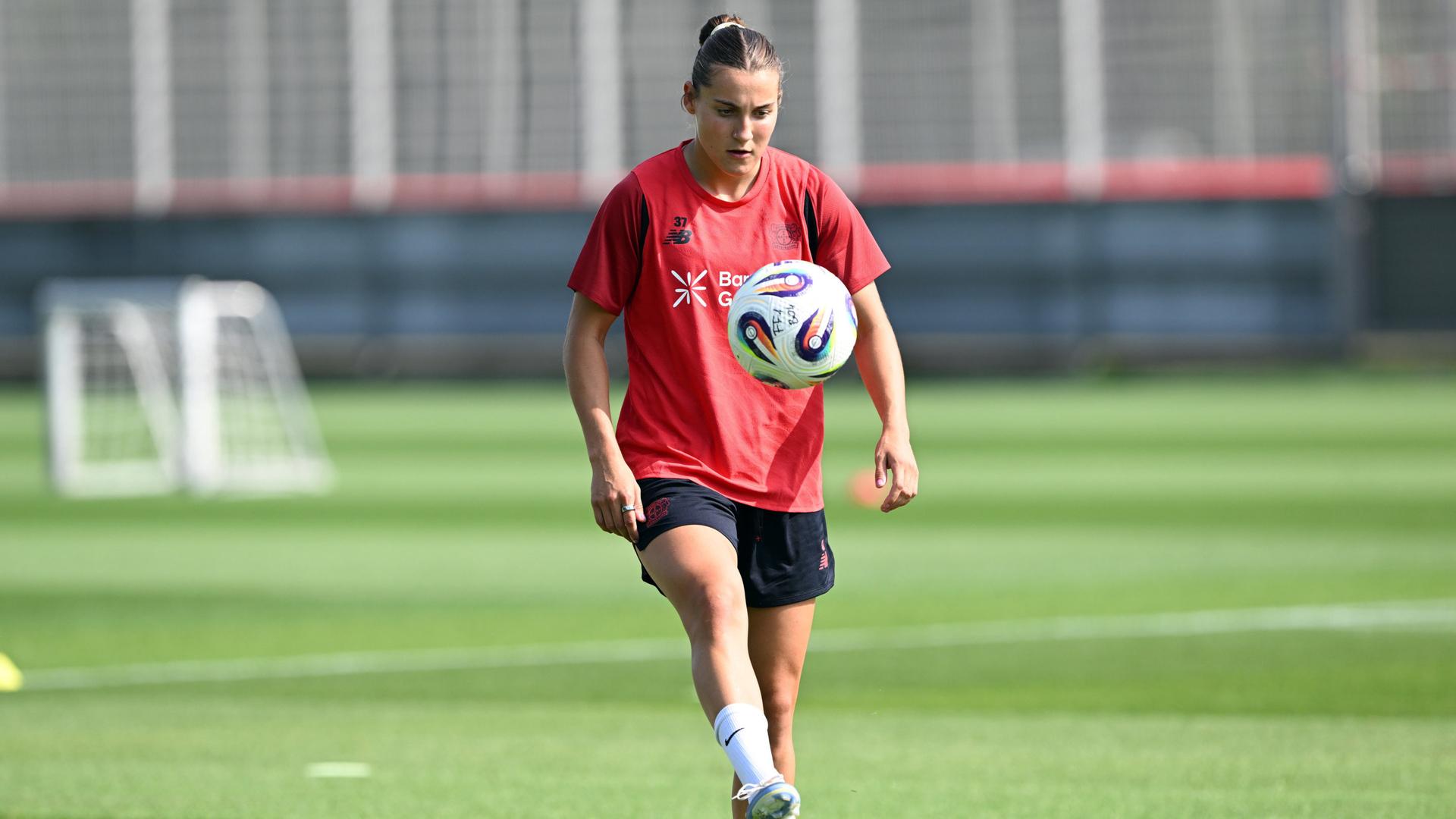 Carlotta Wamser hält den Ball hoch | dpa