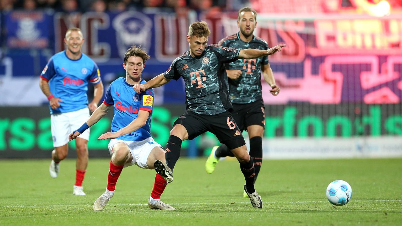 Münchens Joshua Kimmich und Kiels Magnus Knudsen kämpfen um den Ball | IMAGO / MIS
