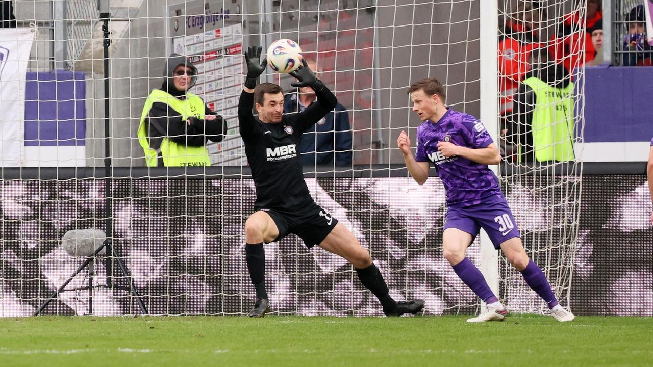 Ein Gastgeschenk und Männel retten Erzgebirge Aue einen Punkt