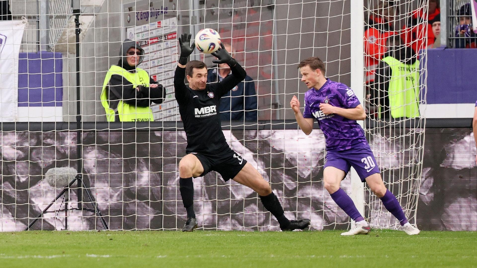 Ein Gastgeschenk und Männel retten Erzgebirge Aue einen Punkt