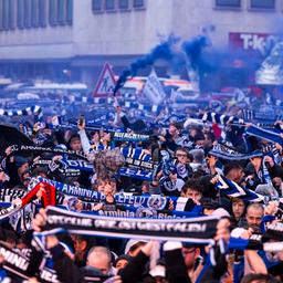 Bielefeld Fans schauen das DFB-Pokalfinale auf dem Jahnplatz, Bielefeld beim Public Viewing