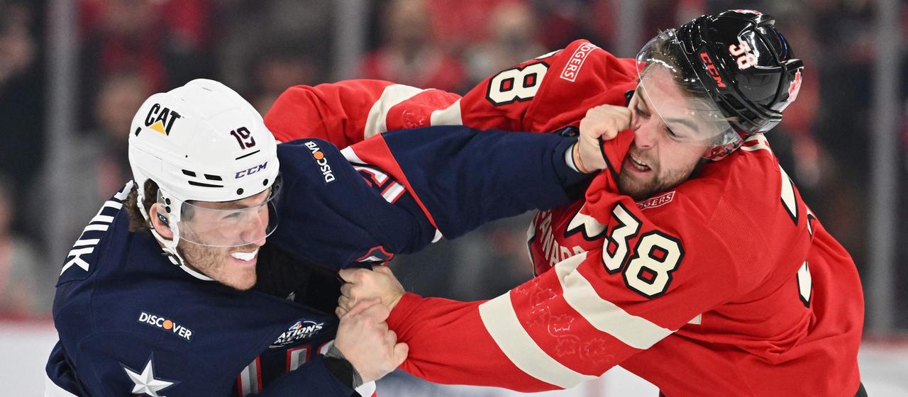 Rivalität auf dem Eis: USAs Matthew Tkachuk im Kampf mit Kanadas Brandon Hagel beim Four Nations Face-Off