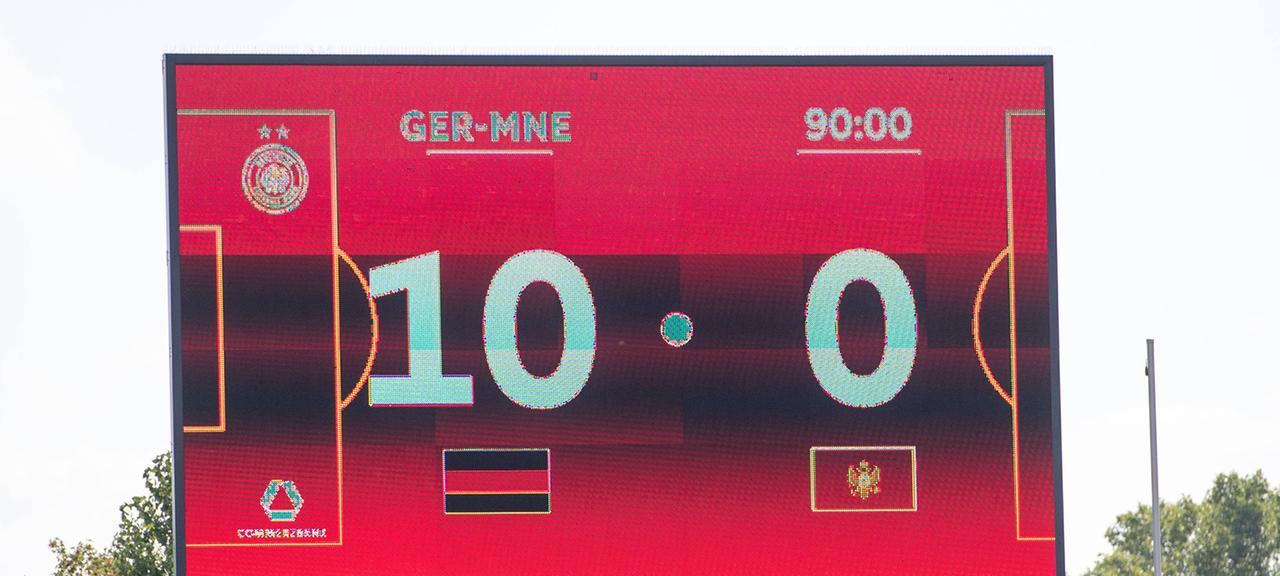 Die Anzeigetafel beim Spiel Deutschland gegen Montenegro | IMAGO Die Anzeigetafel beim Spiel Deutschland gegen Montenegro