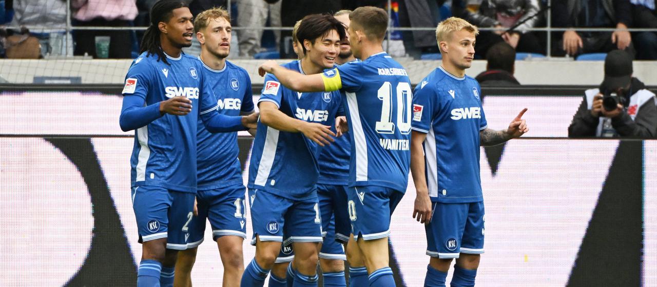 Die Karlsruher bejubeln den Treffer zum 1:0 durch Shio Fukuda