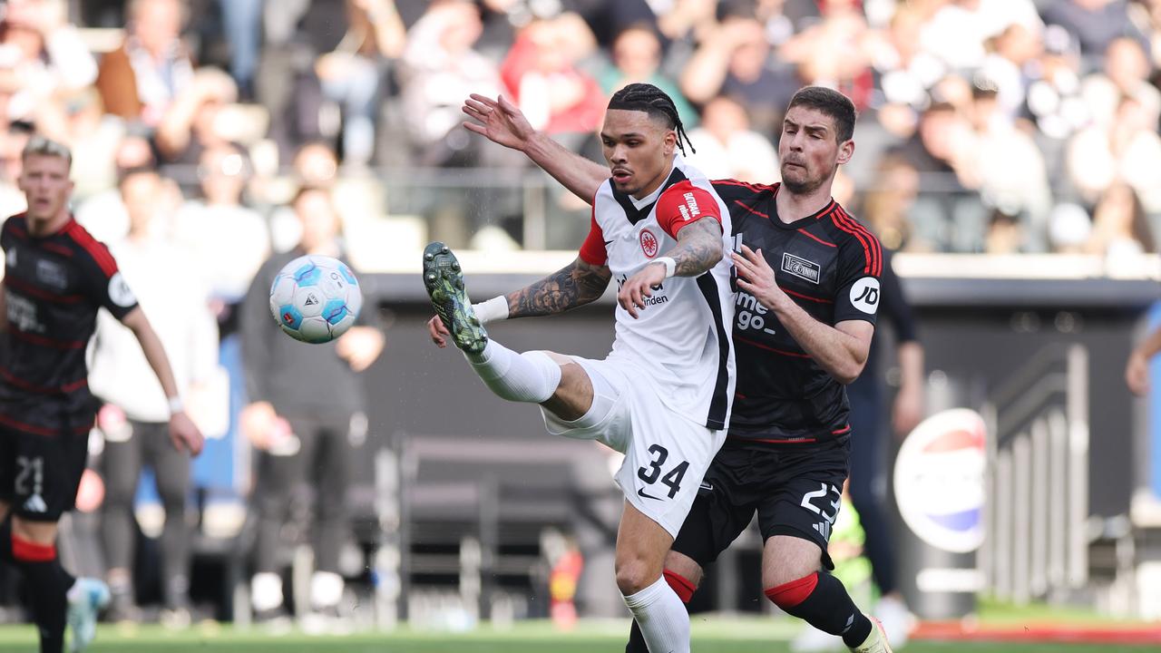 Frankfurts Nnamdi Collins und Berlins Andrej Ilic kämpfen um den Ball |  Alex Grimm/Getty Images