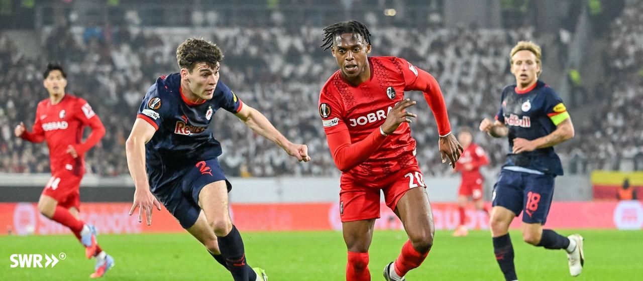 Freiburgs Junior Adamu im Laufduell mit Jacob Rasmussen (FC Red Bull Salzburg).